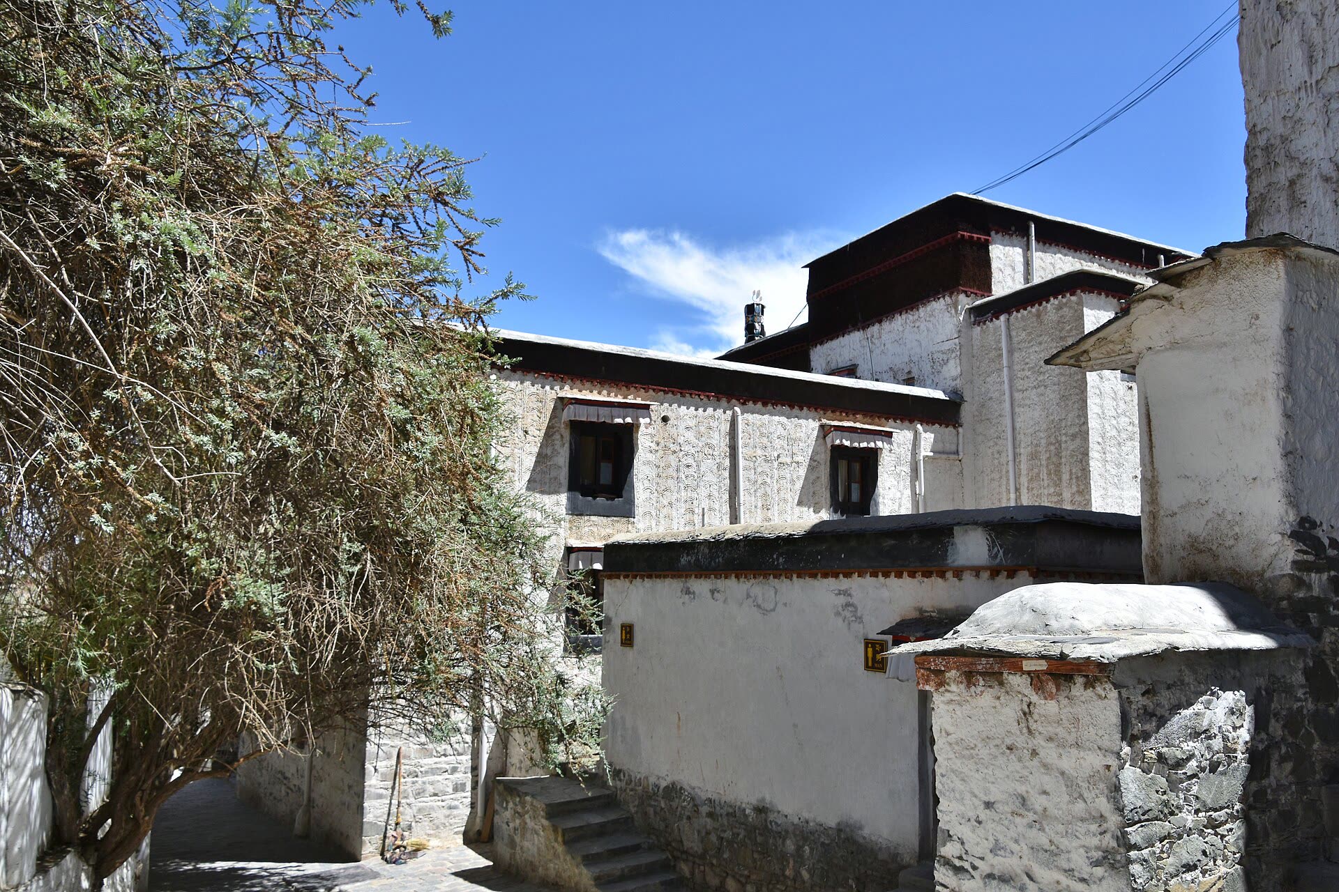 Shigatse and the Everest region: a practical guide
